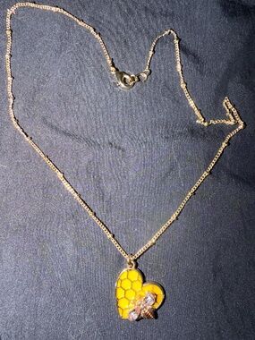 Necklase bee